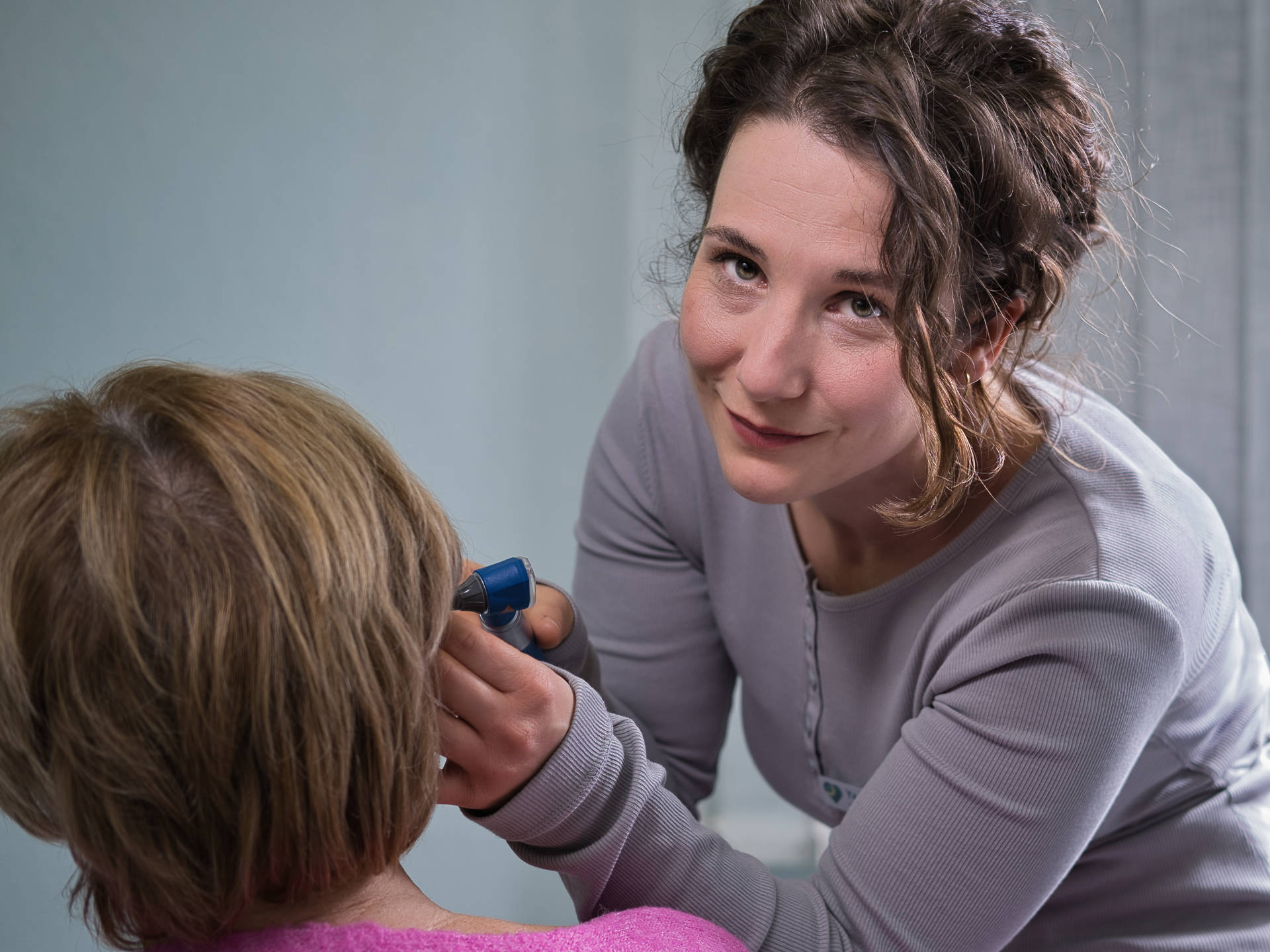 Ärztin untersucht eine Patientin in einer Praxis