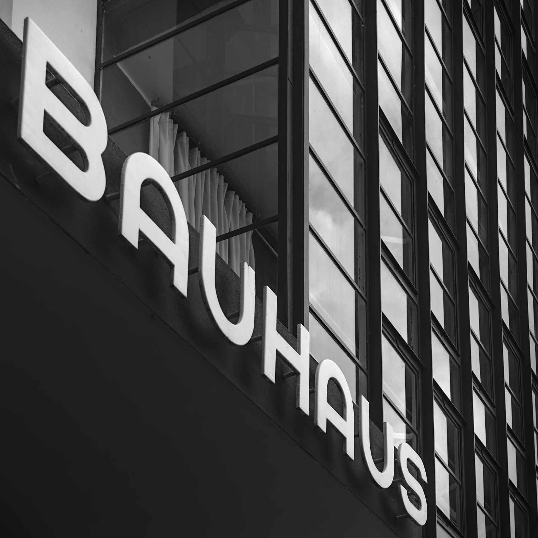 Architekturfotografie des Bauhaus-Schriftzugs