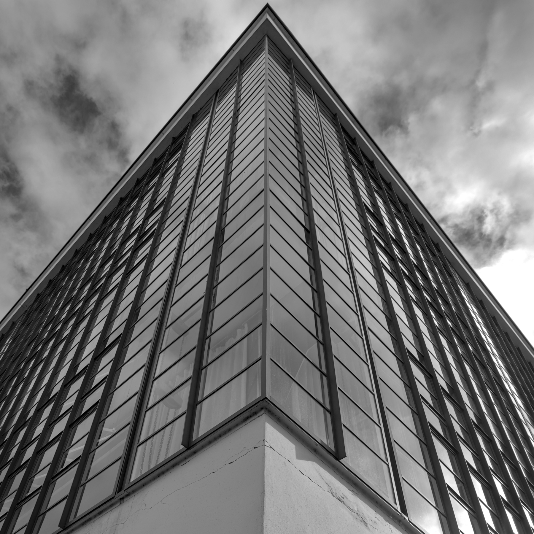 Architekturfotografie eines modernen Gebäudes in Schwarz-Weiß
